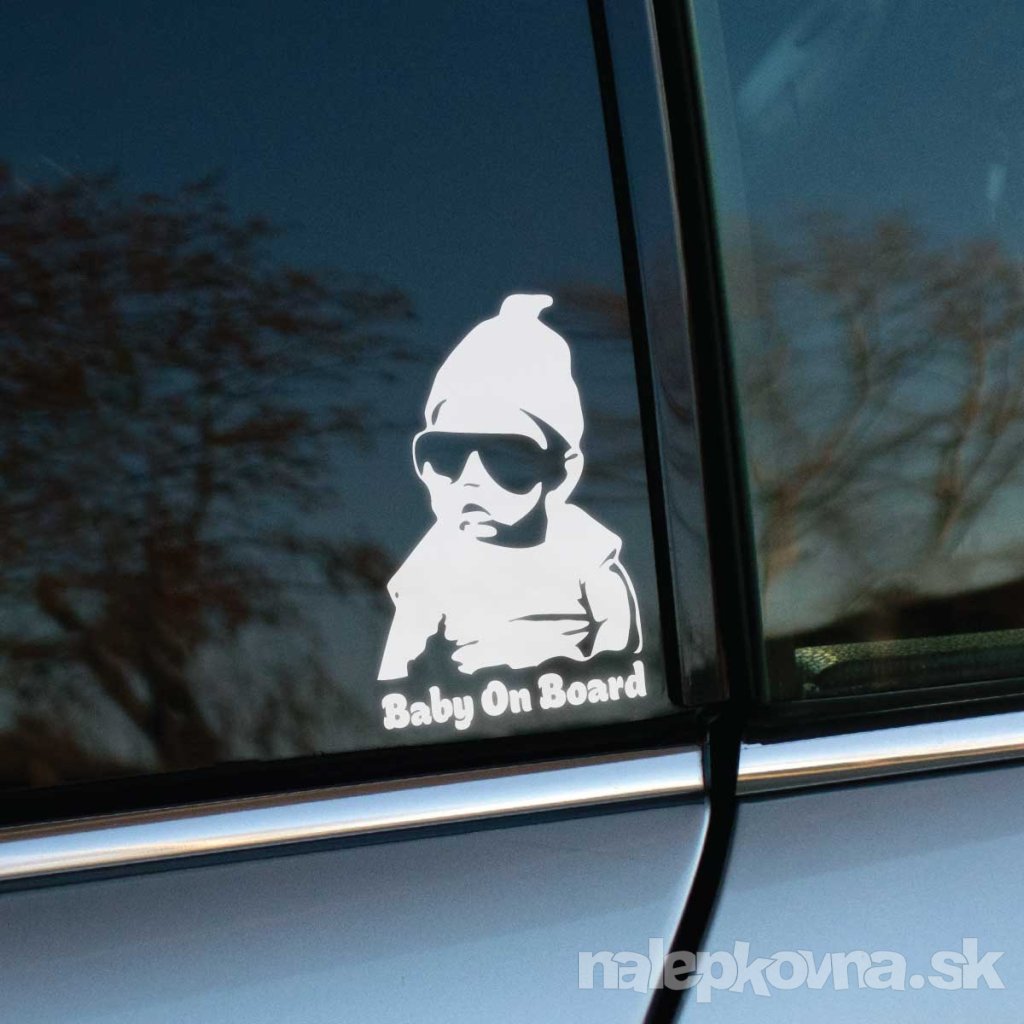 Plotrovaná nálepka s ilustráciou bábätka v slnečných okuliaroch a čiapke. Pod postavou sa nachádza nápis Baby On Board v oblom a tučnom type písma.