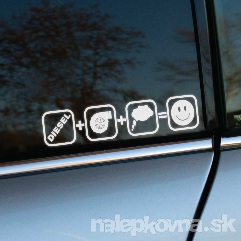Plotrovaná nálepka na auto s ikonami diesel, turbo, dym a smajlík, vtipne zobrazujúca radosť z výkonu diesel motorov.
