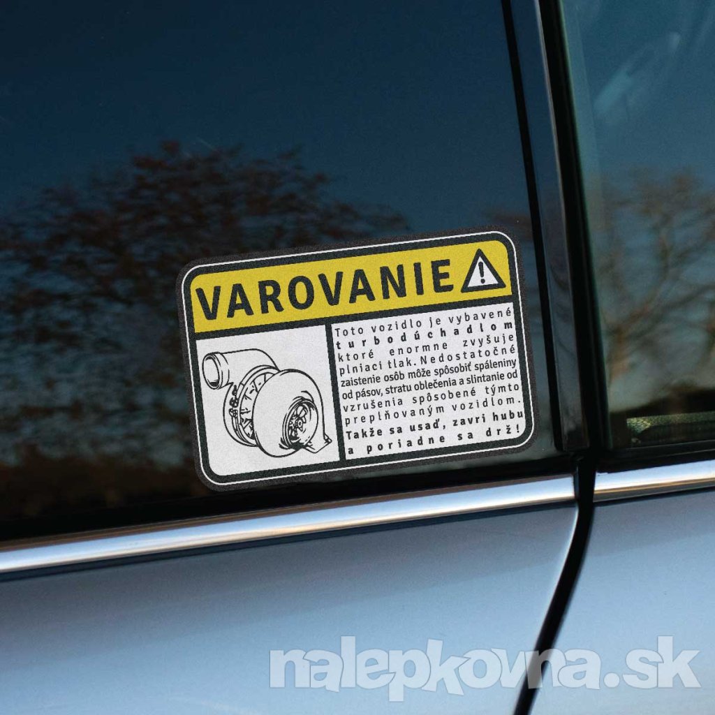 Nálepka s varovaním na zadnom okne strieborného auta, ktorá hovorí: "VAROVANIE: Toto vozidlo je vybavené turbodúchadlom, ktoré enormne zvyšuje plniaci tlak. Nedostatočné zaistenie osôb môže spôsobiť spáleniny od pásov, stratu oblečenia a slintanie od vzrušenia spôsobeného týmto preplňovaným vozidlom. Takže sa usaď, zavri hubu a poriadne sa drž!" Táto humorná nálepka je ideálna pre vodičov, ktorí chcú upozorniť na výkonnosť svojho auta a zároveň pobaviť okolie. Perfektný doplnok pre tých, ktorí hľadajú originálne a vtipné nálepky na auto, ktoré dodajú vozidlu jedinečný charakter.