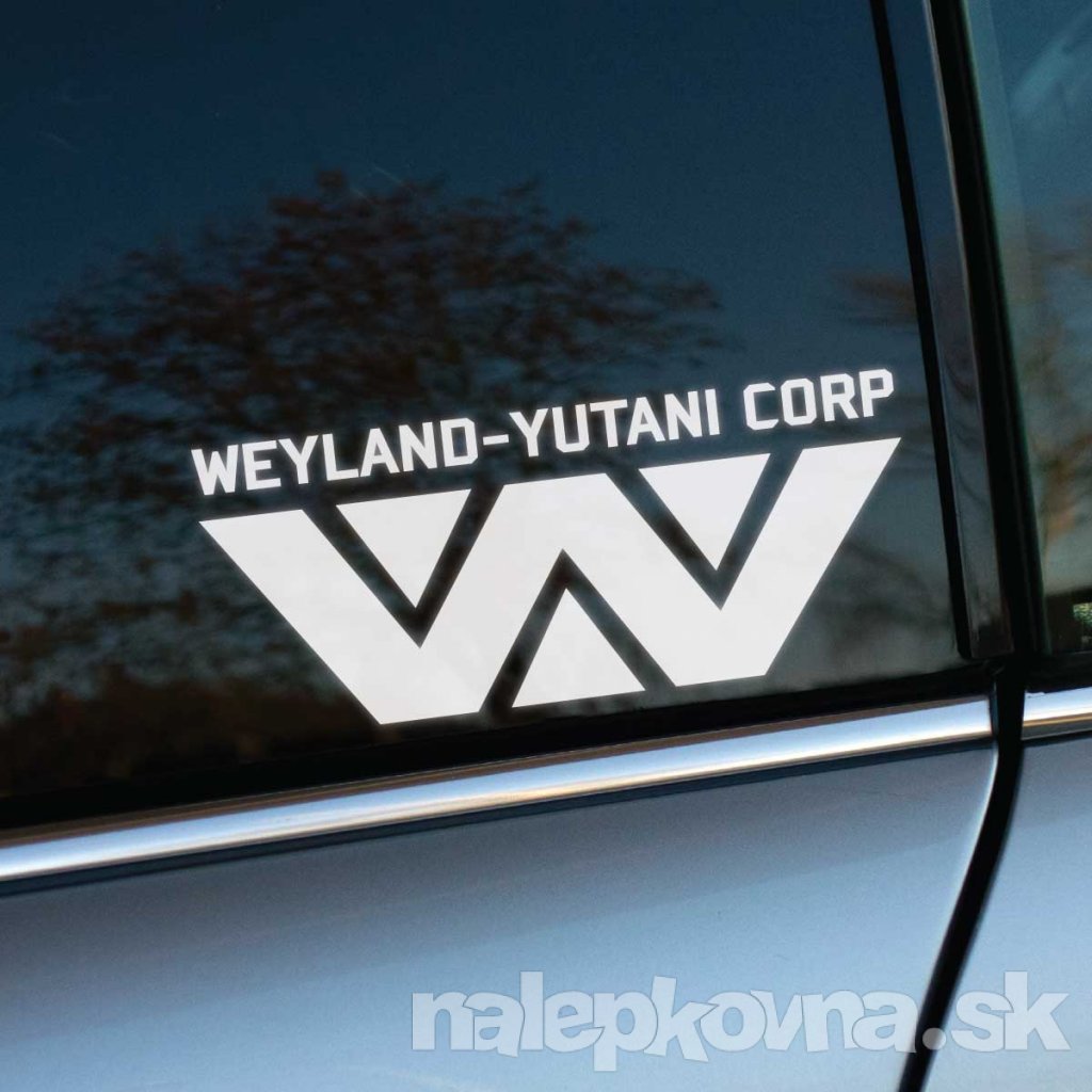 Nálepka „Weyland-Yutani Corp“ s ikonickým logom v tvare „W“ umiestnená na zadnom bočnom okne auta. Futuristický a minimalistický dizajn evokuje technologickú vyspelosť a moderný štýl. Lesklé sklo s jemným odrazom prírody zvýrazňuje precíznosť aplikácie nálepky. Perfektný doplnok pre fanúšikov sci-fi tematických dekorácií a jedinečného personalizovaného dizajnu auta.