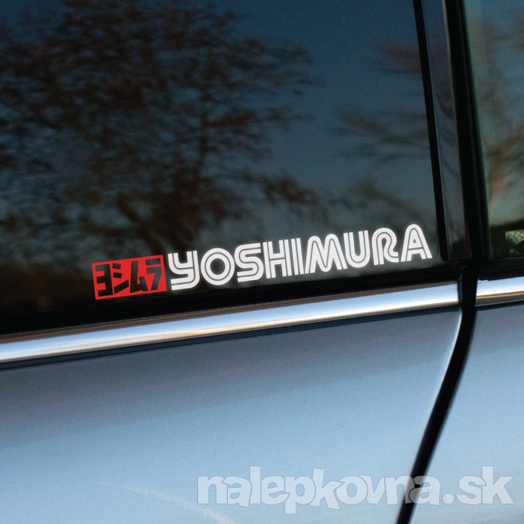 Plotrovaná nálepka na auto s logom YOSHIMURA, biely text s linkovým efektom a červený japonský nápis v hranatom poli.