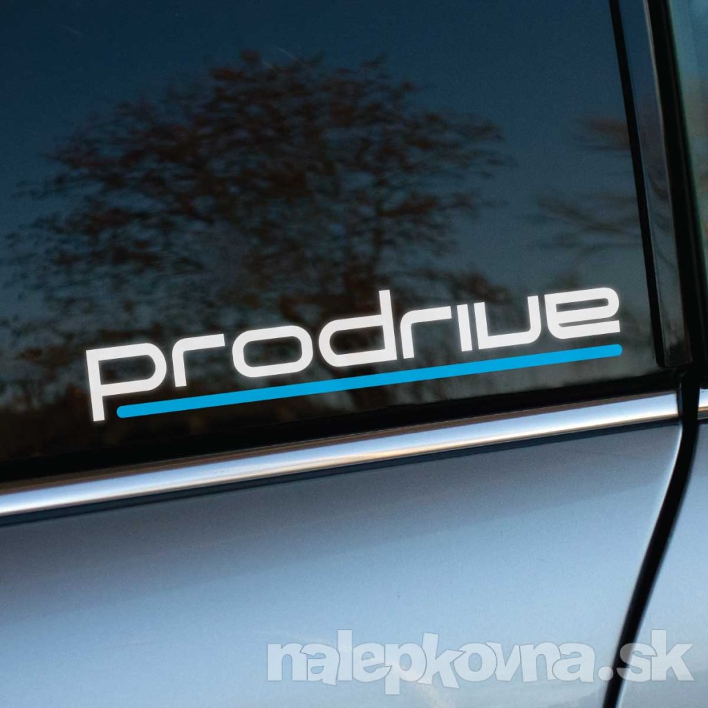 Biela nálepka „Prodrive“ s moderným typografickým dizajnom a jemným modrým podčiarknutím je nalepená na zadnom bočnom okne auta. Tento minimalistický a elegantný štýl vyniká na tmavom skle, čím vozidlu pridáva nádych precíznosti a dynamiky. Nálepka je ideálna pre fanúšikov motoristického športu, pretekárskej technológie a výkonných automobilov, ktorí chcú prezentovať spojenie so špičkovým dizajnom a inováciami. Perfektný doplnok pre športové aj tuningové vozidlá.