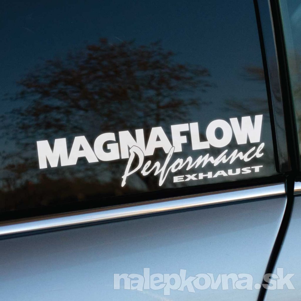 Biela nálepka „MagnaFlow Performance Exhaust“ na zadnom bočnom okne auta jasne komunikuje vášeň pre výkonné výfukové systémy a automobilový tuning. Kombinácia tučného a elegantného písma vytvára atraktívny dizajn, ktorý na tmavom skle skvele vyniká. Táto nálepka je perfektnou voľbou pre fanúšikov motoristického športu, ktorí chcú zdôrazniť kvalitu a výkon svojho vozidla. Ideálny doplnok pre športové autá aj tuningových nadšencov.