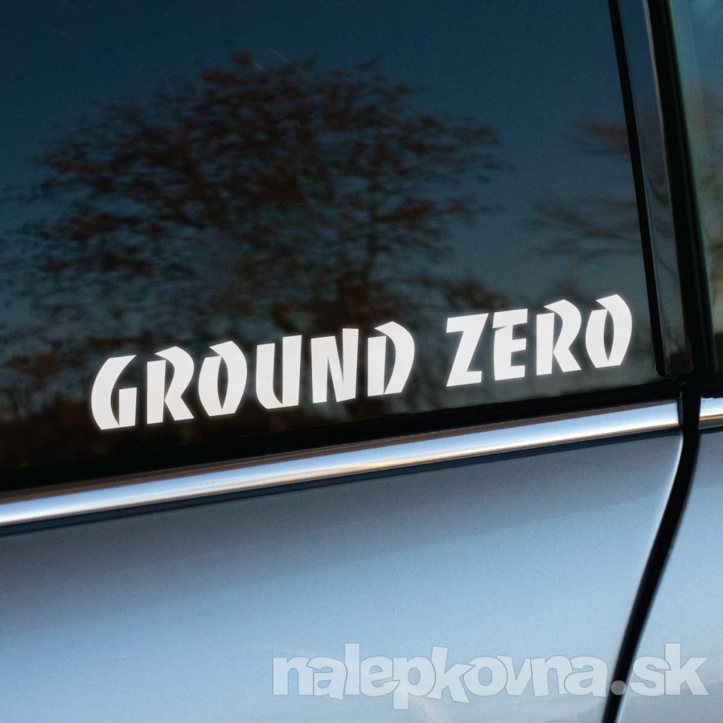 Biela nálepka „Ground Zero“ s výrazným, moderným písmom, ktoré evokuje silu a dynamiku, nalepená na tmavom bočnom okne auta. Dizajn odkazuje na značku známej audio technológie, špecializujúcej sa na výkonné subwoofery a reproduktory. Kontrast medzi bielym textom a tmavým sklom zabezpečuje, že logo vynikne, zatiaľ čo strieborná karoséria auta pridáva na štýlovej elegancii. Táto nálepka je ideálna pre audio nadšencov a tuningových fanúšikov, ktorí chcú zdôrazniť svoju vášeň pre výkonný zvukový systém.   Kľúčové slová: nálepka Ground Zero, audio systém, subwoofer, tuning doplnky, nálepky na auto, personalizácia vozidla.