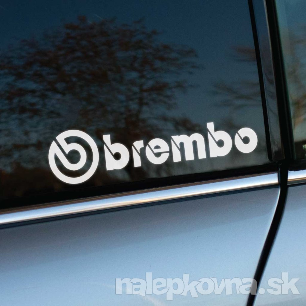 Biela nálepka „Brembo“ s ikonickým logom v podobe kruhového symbolu nalepená na tmavom bočnom okne auta. Tento dizajn zvýrazňuje precíznosť a vysoký výkon, ktorý značka Brembo symbolizuje v oblasti brzdových systémov. Kontrast bielej farby na tmavom skle a strieborná karoséria auta vytvárajú čistý a profesionálny vzhľad. Perfektné pre tuningových nadšencov a motoristov, ktorí chcú zdôrazniť svoj záväzok k kvalite a štýlu. Kľúčové slová: nálepka Brembo, tuningové doplnky, brzdové systémy, nálepky na auto, športový dizajn, personalizácia vozidla.