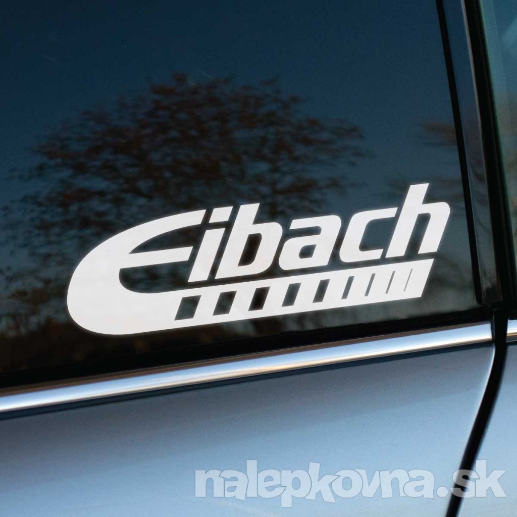 Biela nálepka „Eibach“ s výrazným a moderným logom je nalepená na tmavom bočnom okne strieborného automobilu. Charakteristické zakrivené písmo doplnené o dizajnový prvok pripomínajúci pružiny zdôrazňuje zameranie značky na vysokovýkonné podvozkové komponenty a športovú jazdu. Kontrast medzi jasnou bielou nálepkou a tmavým sklom okna zaručuje perfektnú viditeľnosť a pridáva automobilu štýlový, závodný vzhľad. Táto nálepka je ideálna pre nadšencov tuningu, ktorí oceňujú kvalitu a precíznosť produktov značky Eibach.  Kľúčové slová: nálepka Eibach, tuning auta, podvozkové komponenty, športový dizajn, nálepky na auto, personalizácia vozidla, autodoplnky.