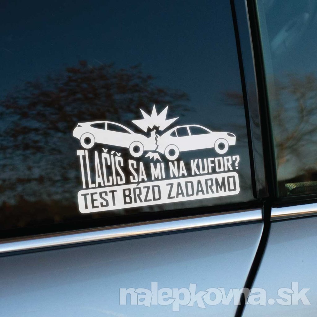 Biela nálepka s textom "Tlačíš sa mi na kufor? Test bŕzd zadarmo" a grafickým motívom dvoch zrážajúcich sa áut na zadnom okne strieborného auta. Táto vtipná a výstražná nálepka je ideálna pre vodičov, ktorí chcú upozorniť ostatných na udržanie bezpečného odstupu, a zároveň ich pobaviť. Perfektný doplnok pre tých, ktorí hľadajú originálne a humorné nálepky na auto, ktoré dodajú vozidlu jedinečný charakter a prinesú úsmev na tvár ostatných účastníkov cestnej premávky.