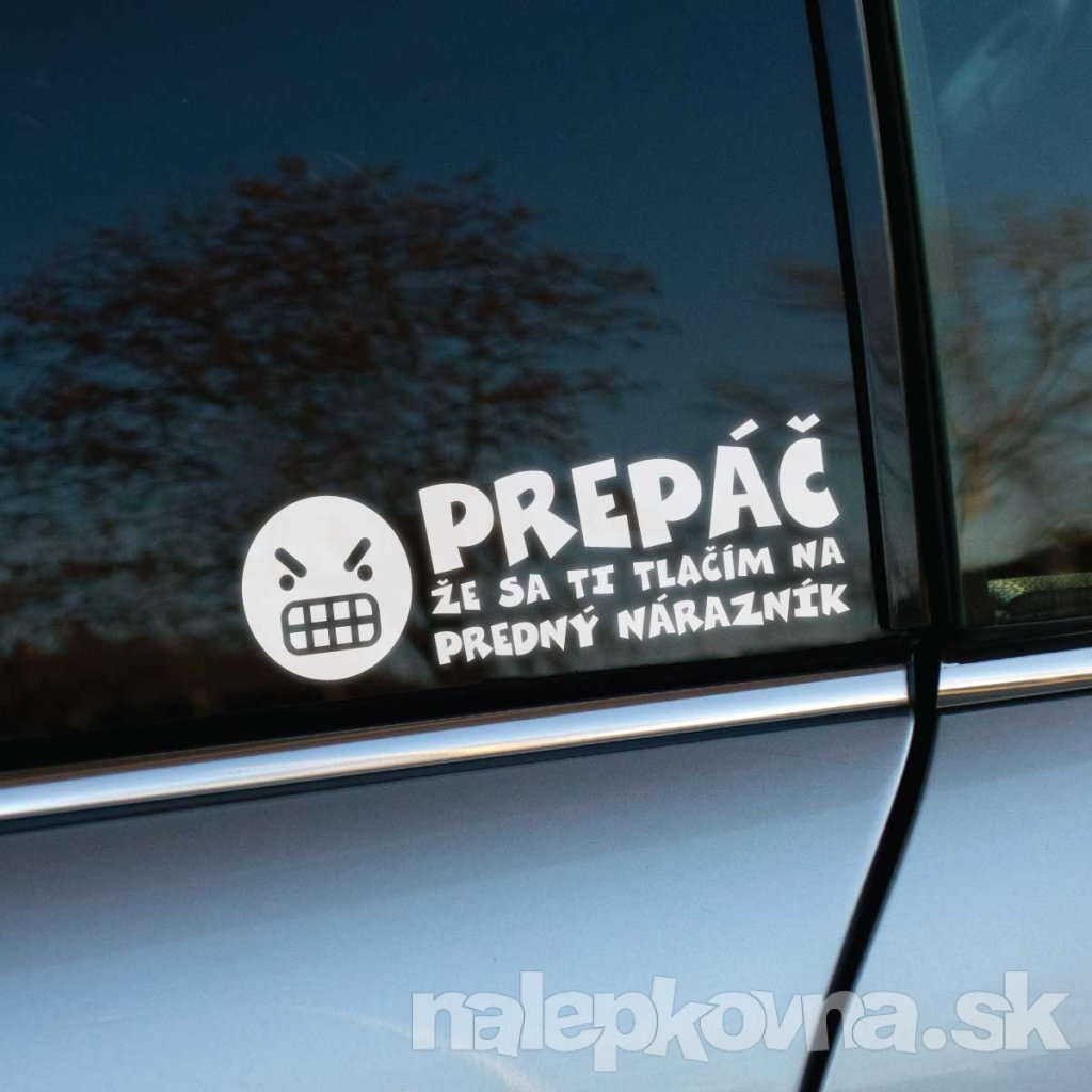 Biela nálepka s textom "PREPÁČ, že sa ti tlačím na predný nárazník" a obrázkom nahnevaného emotikonu na zadnom okne strieborného auta. Táto humorná nálepka je ideálna pre vodičov, ktorí chcú vyjadriť svoj zmysel pre humor a ospravedlniť sa tým, čo ich nasledujú príliš blízko. Perfektný doplnok pre tých, ktorí hľadajú originálne a zábavné nálepky na auto, ktoré dodajú vozidlu jedinečný charakter a pobavia ostatných účastníkov cestnej premávky.
