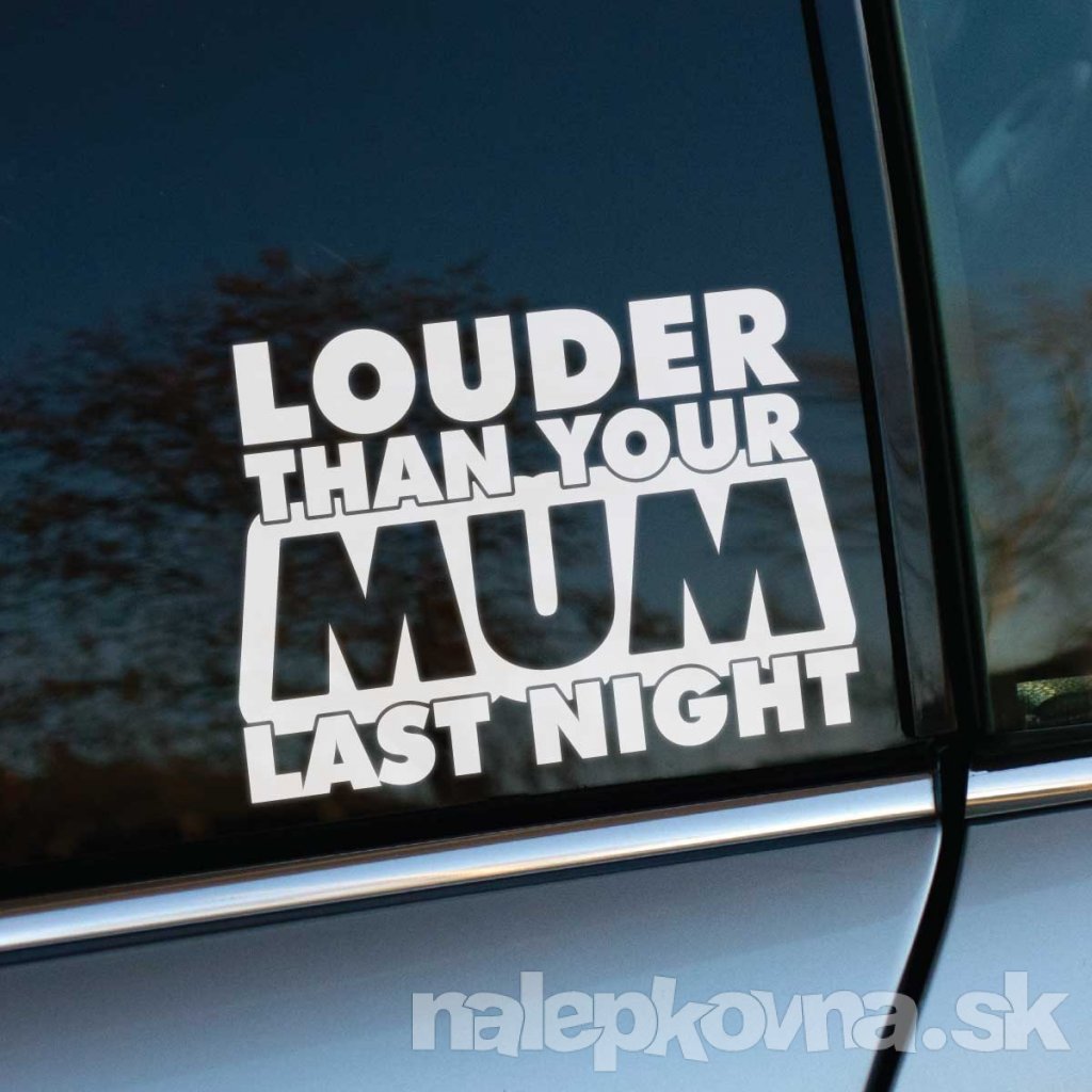 Vtipná biela nálepka s nápisom "LOUDER THAN YOUR MUM LAST NIGHT" na zadnom okne strieborného auta. Táto provokatívna nálepka je určená pre tých, ktorí majú radi humorné a drzé doplnky na svojom aute. Ideálna pre vodičov, ktorí chcú upútať pozornosť a pobaviť okolie originálnou a odvážnou nálepkou.