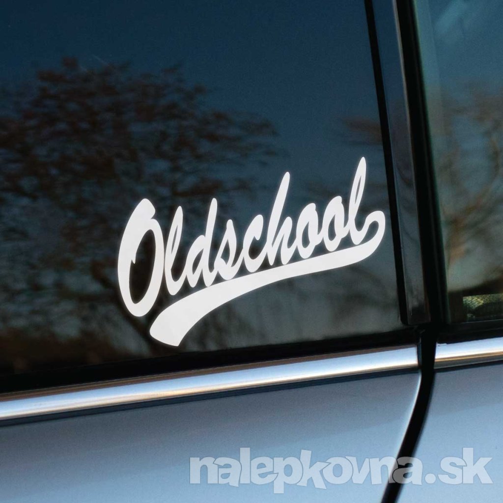 Plotrovaná nálepka na auto s nápisom „Oldschool“ v retro štýle písma, ideálna pre milovníkov klasických áut.