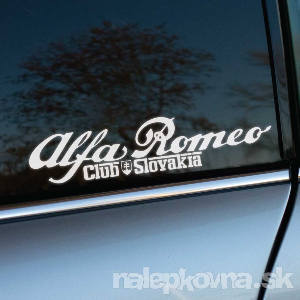Plotrovaná nálepka s nápisom Alfa Romeo a textom Club Slovakia doplneným o slovenský štátny znak, štýlový klubový dizajn.