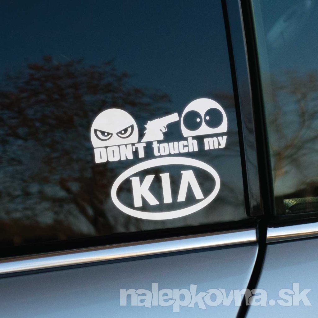 Plotrovaná nálepka s textom „Don’t touch my Kia“, zamračená tvár so zbraňou mieri na udivenú tvár.