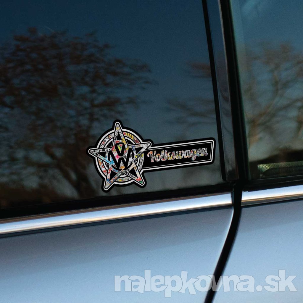Tlačená nálepka na auto s logom VW v pentagrame, nápisom „Volkswagen“ a farebným vzorom v štýle mestského graffiti.