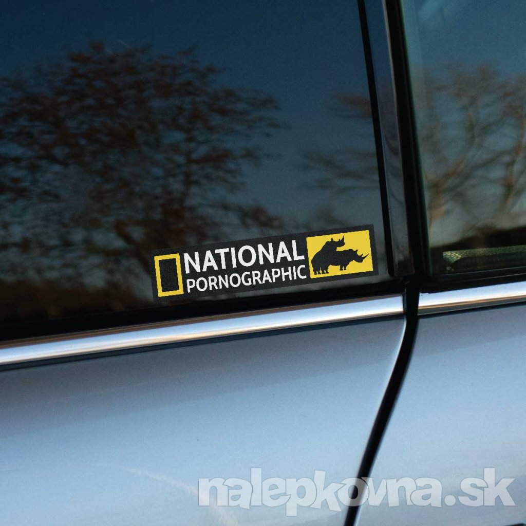 Originálna nálepka na zadnom okne auta, parodujúca známe logo s textom "National Pornographic" a obrázkom dvoch nosorožcov. Táto nálepka je skvelou voľbou pre tých, ktorí chcú svoje vozidlo ozdobiť vtipným a provokatívnym spôsobom, ktorý nepochybne pritiahne pozornosť na cestách.