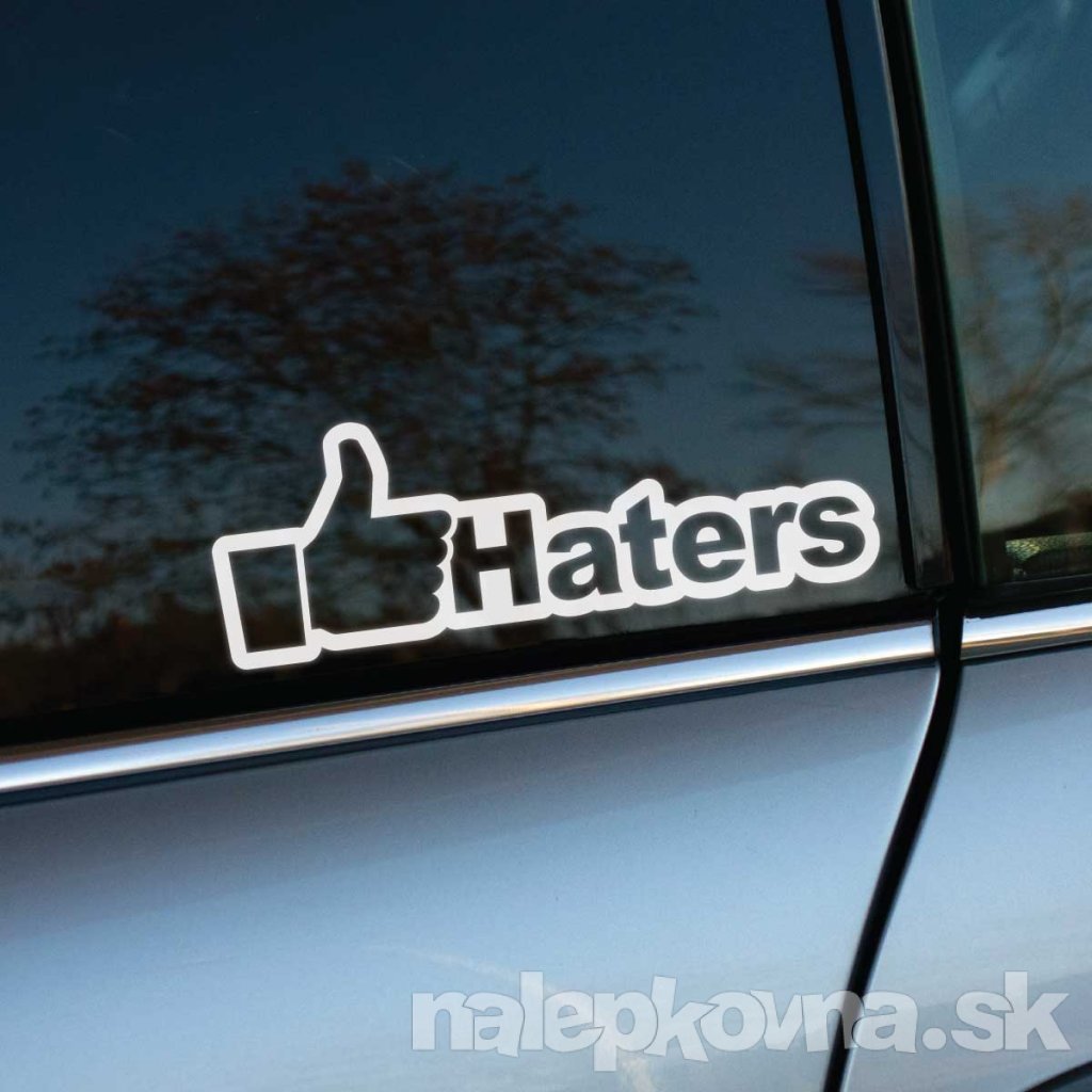Táto nálepka s nápisom „Haters“ a ikonou palca hore na zadnom okne tmavosivého auta pridáva vozidlu hravý a zároveň ironický nádych. Dizajn v štýle sociálnych sietí je ideálny pre tých, ktorí sa neboja vyjadriť svoj názor a zároveň sa s ním bavia. Skvelý doplnok, ktorý ukáže váš postoj voči kritikom a dodá autu originálny vzhľad, ktorý určite pritiahne pozornosť na cestách.