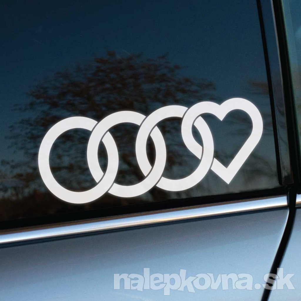 Originálna nálepka so štyrmi kruhmi, kde posledný prechádza do tvaru srdca – symbol vášne a oddanosti k značke Audi.