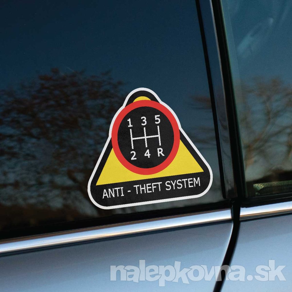 Vtipná nálepka na okne auta s dizajnom prevodovej páky a textom "Anti-Theft System," ktorá naznačuje, že manuálna prevodovka je účinným spôsobom proti krádeži. Táto nálepka je ideálna pre milovníkov áut s manuálnou prevodovkou, ktorí si chcú zachovať humor a zároveň odradiť potenciálnych zlodejov. Výrazný dizajn v podobe výstražného trojuholníka s ikonou prevodovej schémy dodáva autu osobitý šmrnc a zaručene pritiahne pozornosť. Skvelý doplnok pre tých, ktorí sa pýšia svojím manuálnym vozidlom a chcú vyjadriť, že nie každý si s ním poradí.