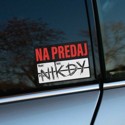 Tlačená nálepka s nápisom „Na predaj: NIKDY“ v štýle inzercie, vtipný a výrazný doplnok pre fanúšikov áut.