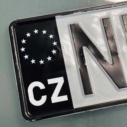 Tabuľka s evidenčným číslom prekrytá čiernou fóliou, ktorá zakrýva pôvodný modrý pruh EÚ s hviezdami a označením „CZ“.