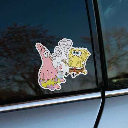Tlačená nálepka s parodickým motívom kreslených postáv SpongeBob a Patrick pri fajčení z vodnej fajky.