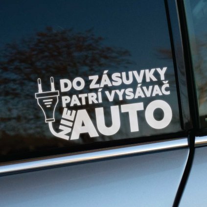 Biela nálepka s textom „Do zásuvky patrí vysávač nie auto“ a grafickým vyobrazením zástrčky je nalepená na zadnom okne auta. Tento originálny a vtipný dizajn jasne vyjadruje postoj majiteľa k elektromobilom s dôrazom na humor. Ideálna nálepka pre tých, ktorí chcú vyjadriť svoj názor s nadhľadom a zároveň dodať svojmu vozidlu osobitý štýl. Skvelý doplnok pre každého, kto má rád zábavné a provokatívne auto-nálepky.
