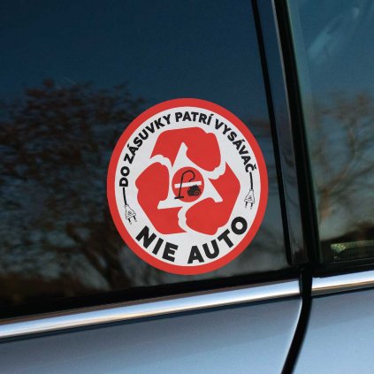 Okrúhla nálepka s červeným okrajom a výrazným recyklačným symbolom, v ktorom je umiestnený obrázok vysávača, obsahuje text „Do zásuvky patrí vysávač nie auto“. Táto nálepka je nalepená na zadnom okne auta a jasne vyjadruje postoj majiteľa voči elektromobilom s humorným a kreatívnym dizajnom. Ideálna pre tých, ktorí chcú upozorniť na svoje názory a zároveň dodať vozidlu jedinečný vzhľad. Vhodná pre každého, kto má rád zábavné a originálne auto-nálepky.
