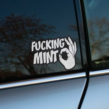 Biela nálepka s výrazným textom „Fucking Mint“ a ikonou ruky ukazujúcej gesto „OK“ je nalepená na zadnom okne auta. Tento dizajn vyjadruje spokojnosť a štýl s dávkou drzosti a sebavedomia. Ideálna pre tých, ktorí chcú svojmu vozidlu dodať štipku humoru a vyjadriť svoju pozitívnu energiu. Nálepka je skvelým spôsobom, ako personalizovať svoje auto a upútať pozornosť okolia.