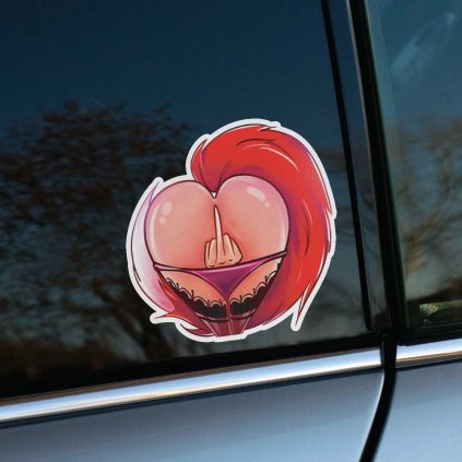 Tlačená nálepka s ilustrovaným zadočkom v spodnej bielizni, z ktorého medzi polovicami trčí vztýčený prostredník.