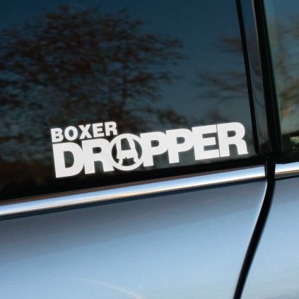 Plotrovaná nálepka s grafickým symbolom pánskych boxeriek stiahnutých po členky a nápisom v znení: BOXER DROPPER.