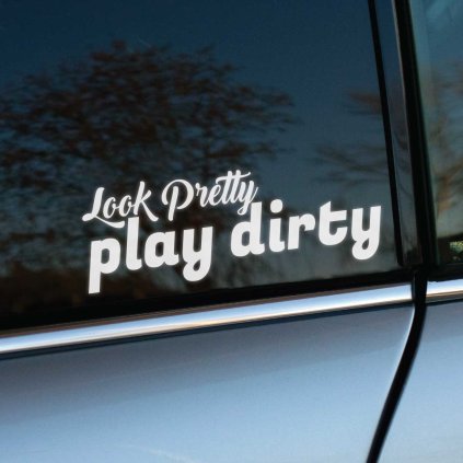 Plotrovaná nálepka na auto s nápisom „Look pretty, play dirty“ v kombinácii elegantného a tučného písma.