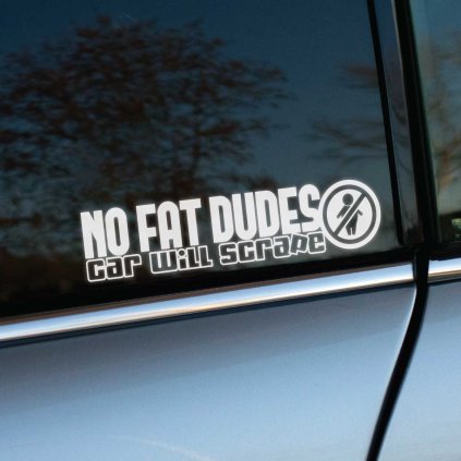 Plotrovaná nálepka na auto s textom „No fat dudes, car will scrape“ a ikonou zákazu, určená pre znížené vozidlá s humorom.