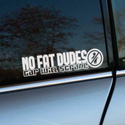 Plotrovaná nálepka s prečiarknutým piktogramom postavy a dvojriadkovým nápisom NO FAT DUDES CAR WILL SCRAPE.