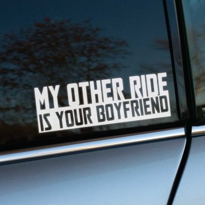 Plotrovaná nálepka na auto s provokatívnym textom „My other ride is your boyfriend“ v dynamickom blokovom písme.