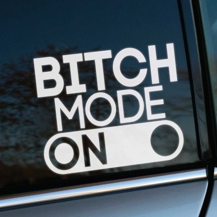 Plotrovaná nálepka na auto s nápisom „Bitch Mode On“ doplneným o grafický prepínač v zapnutej polohe, určená pre výrazný postoj.