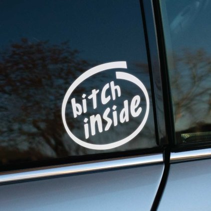 Plotrovaná nálepka na auto s textom „bitch inside“ v hravom štýle pripomínajúcom logo, určená pre odvážne vodičky.