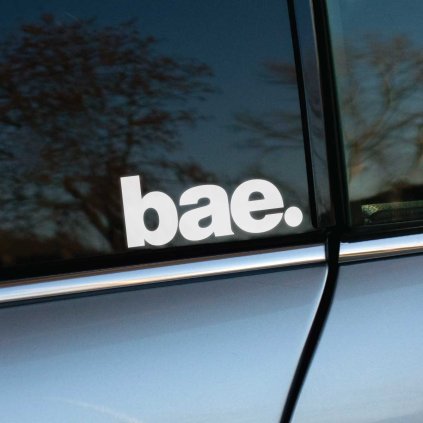 Plotrovaná nálepka na auto s minimalistickým nápisom „bae.“ v tučnom bezpätkovom písme pre moderný a štýlový vzhľad.