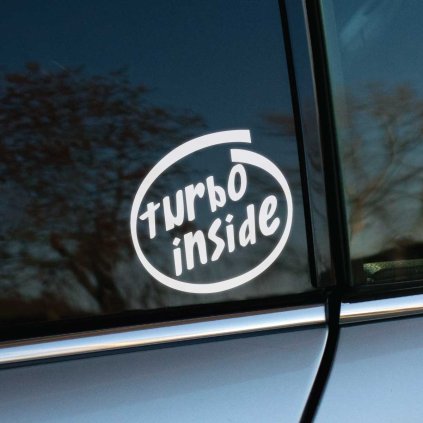 Plotrovaná nálepka turbo inside s dynamickým písaným nápisom, ktorý je kreatívne uzavretý v nepravidelnom kruhovom obryse pripomínajúcom ručný náčrt.