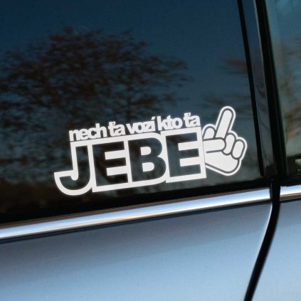 Táto nálepka s nápisom „Nech ťa vozí kto ťa je**“ je nalepená na bočnom okne auta a doplnená grafickým prvkom ruky ukazujúcej vztýčený prostredník. Kombinácia provokatívneho textu s vulgárnym gestom jasne vyjadruje drzý a nezávislý postoj majiteľa vozidla. Nálepka je navrhnutá tak, aby okamžite upútala pozornosť a vyvolala reakcie, čo z nej robí ideálny doplnok pre tých, ktorí sa neboja prejaviť svoj názor a zároveň sa chcú pobaviť na účet ostatných. Tento výrazný dizajn určite pridá autu jedinečný a rebelsky štýl.