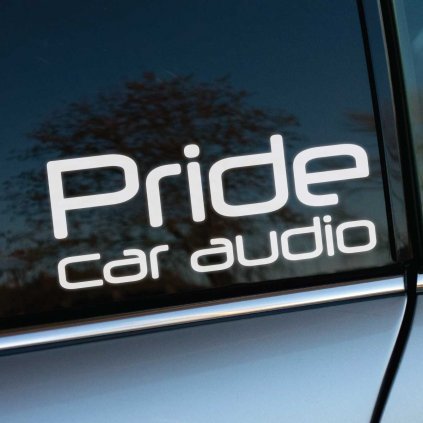 Biela nálepka „Pride car audio“ s moderným písmom nalepená na tmavom bočnom okne auta. Táto nálepka reprezentuje značku Pride, známeho výrobcu špičkových audio systémov pre automobily, ktorá sa špecializuje na výkon, kvalitu a dokonalý zvuk. Jednoduchý, ale elegantný dizajn vytvára profesionálny vzhľad, ktorý vyniká na tmavom pozadí. Strieborná karoséria auta pridáva na štýlovosti a ladí s čistým vzhľadom nálepky. Ideálne pre audiofilov a tuningových nadšencov, ktorí chcú vyzdvihnúť svoj výnimočný vkus pre zvukové systémy.  Kľúčové slová: nálepka Pride car audio, audio systém, automobilové reproduktory, tuningové doplnky, nálepky na auto, kvalitný zvuk.