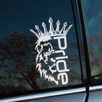 Biela nálepka „Pride“ s detailným motívom leva a korunou je logom známej audio značky Pride, ktorá sa špecializuje na výkonné reproduktory a zvukové systémy. Nalepená na tmavom bočnom okne auta, táto nálepka dokonale zdôrazňuje prémiovosť a kvalitu značky. Kombinácia majestátneho leva a výrazného textu „Pride“ symbolizuje silu a precíznosť, ktoré sú synonymom tejto značky. Kontrast medzi bielou grafikou a tmavým sklom spolu so striebornou karosériou auta vytvára výrazný a elegantný vzhľad. Ideálne pre audio nadšencov a fanúšikov značky Pride, ktorí chcú vyzdvihnúť svoj vkus pre dokonalý zvuk a štýl.  Kľúčové slová: nálepka Pride, audio systém, reproduktory Pride, tuningové doplnky, štýlové nálepky na auto, personalizácia vozidla.