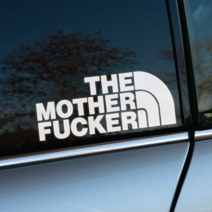 Biela nálepka na bočnom okne auta s nápisom „The Mother Fucker“ paroduje známe logo značky The North Face. Táto odvážna a provokatívna nálepka je určená pre tých, ktorí sa radi zabávajú na populárnych značkách a neboja sa vyjadriť svoj jedinečný a drzý zmysel pre humor. Vďaka svojmu výraznému dizajnu a parodickému štýlu určite upúta pozornosť a vyvolá reakcie. Tento doplnok je ideálny pre tých, ktorí chcú svoje auto ozdobiť niečím nekonvenčným a zábavným.