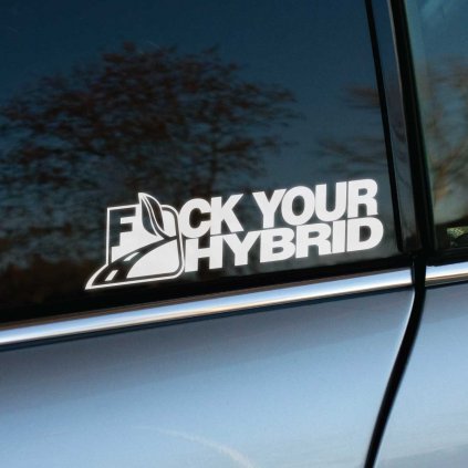 Biela nálepka s nápisom "F*ck Your Hybrid" je nalepená na bočnom okne auta. Táto provokatívna nálepka vyjadruje jasný postoj voči hybridným vozidlám a kombinuje odvážny text s jednoduchou grafikou cesty. Je určená pre vodičov, ktorí preferujú tradičné motory a neboja sa vyjadriť svoj názor priamo a bez zábran. Tento dizajn je ideálny pre tých, ktorí chcú svoje auto ozdobiť niečím výstredným a kontroverzným, čím určite upútajú pozornosť na cestách.