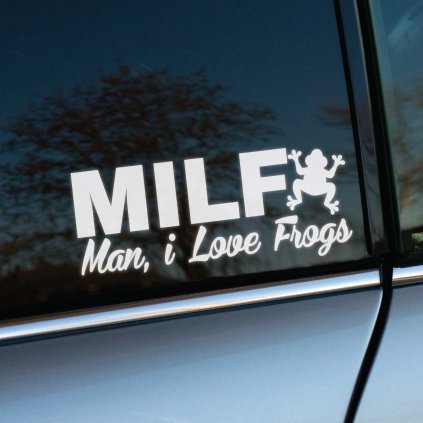Táto biela nálepka s nápisom "MILF" a textom "Man, I Love Frogs" pod ním, spolu s malou siluetou žaby, je umiestnená na bočnom okne auta. Dizajn hrá na dvojzmysel, ktorý vtipne a nečakane mení význam skratky "MILF" na nevinnú a zábavnú lásku k žabám. Ideálna pre vodičov s hravým zmyslom pre humor, ktorí si užívajú prekvapenie a smiech ostatných. Táto nálepka dodáva autu veselý a originálny vzhľad, ktorý určite rozveselí každého, kto ju uvidí.