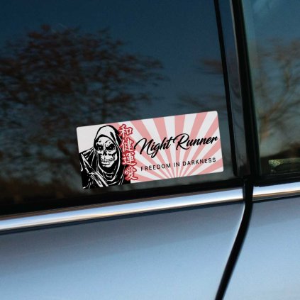 ąTlačená nálepka na auto s nápisom "Night Runner", motívom lebky a textom "Freedom in Darkness" na pozadí s japonskými znakmi a vychádzajúcim slnkom.1263 night runner