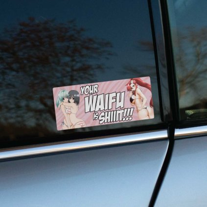 Tlačená nálepka „Your Waifu is Shiiit!!!“ s provokatívnym anime dizajnom, dynamickým písmom a fanservisovou estetikou, ideálna pre otaku a JDM nadšencov.