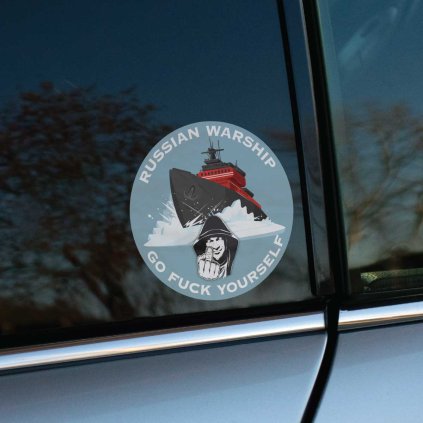 Ďakujem za upozornenie, opravujem popis:  Tlačená nálepka na auto s vojnovou loďou a nápisom „Russian warship go fuck yourself“, postava so vztýčeným prostredníkom.