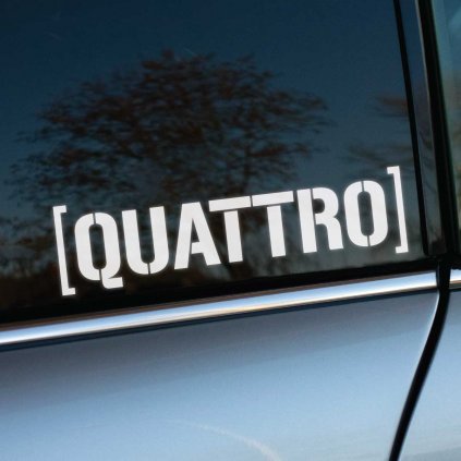 Plotrovaná nálepka s nápisom „[QUATTRO]“ v hranatom, technickom a modernom písme, doplnená zátvorkami pre výrazný a štýlový efekt.