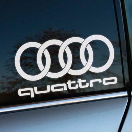 Plotrovaná nálepka so štyrmi kruhmi Audi a nápisom „quattro“ v modernom technickom písme, symbolizujúca pohon všetkých kolies a identitu značky.