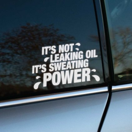 Biela nálepka s textom "It's Not Leaking Oil, It's Sweating Power" je nalepená na bočnom okne tmavého auta. Táto vtipná nálepka kombinuje humor so silným vyjadrením výkonu vozidla, pričom kvapky okolo textu vizuálne zvýrazňujú myšlienku "potenia sa" sily. Ideálna pre majiteľov áut, ktorí si radi uťahujú z drobných nedostatkov svojho vozidla, zatiaľ čo hrdo poukazujú na jeho výkon. Tento dizajn je skvelým doplnkom pre nadšencov automobilov, ktorí chcú svojim vozidlom vyjadriť niečo viac než len štýl.