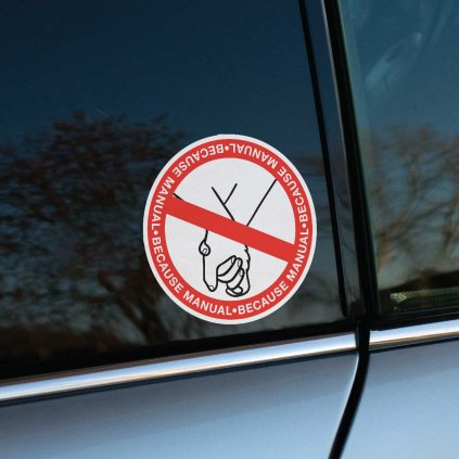 Táto nálepka na auto má okrúhly tvar s červeným okrajom a bielym pozadím, na ktorom je preškrtnutý obrázok držiacej sa ruky a radiacej páky. Okolo obrázka sa opakuje nápis "Because Manual" v červenom prstenci. Nálepka jasne a vtipne naznačuje, že vodič preferuje manuálnu prevodovku, a preto nemá čas na držanie ruky spolujazdca. Ideálna pre fanúšikov manuálnych prevodoviek, ktorí sa chcú pobaviť a zároveň ozdobiť svoje auto originálnym spôsobom.